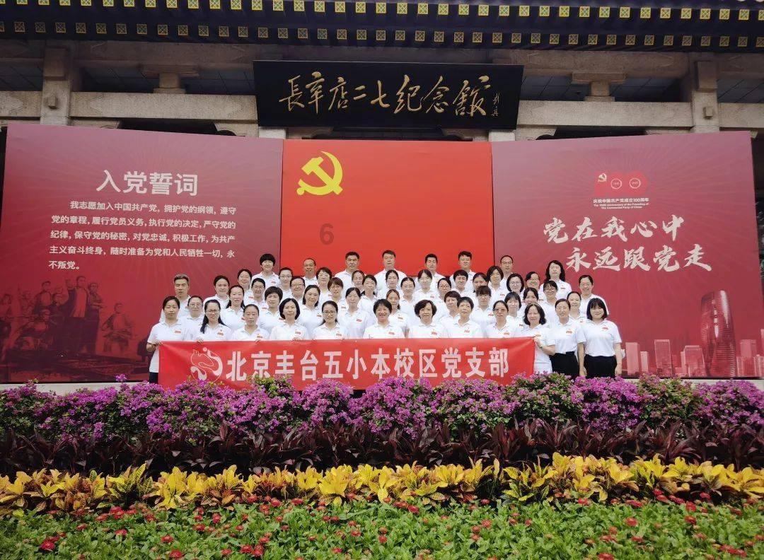 三轮车上老人侧身倒地疼痛难忍司机奔赴现场救助
